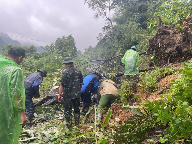 Cao Bang: Xe khach bi lu cuon troi, 2 nguoi tu vong