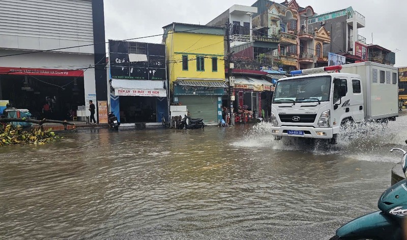 Nhieu tuyen pho TP Hai Duong bi ngap do mua keo dai-Hinh-12