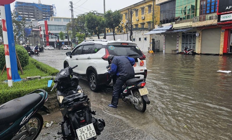 Nhieu tuyen pho TP Hai Duong bi ngap do mua keo dai-Hinh-13