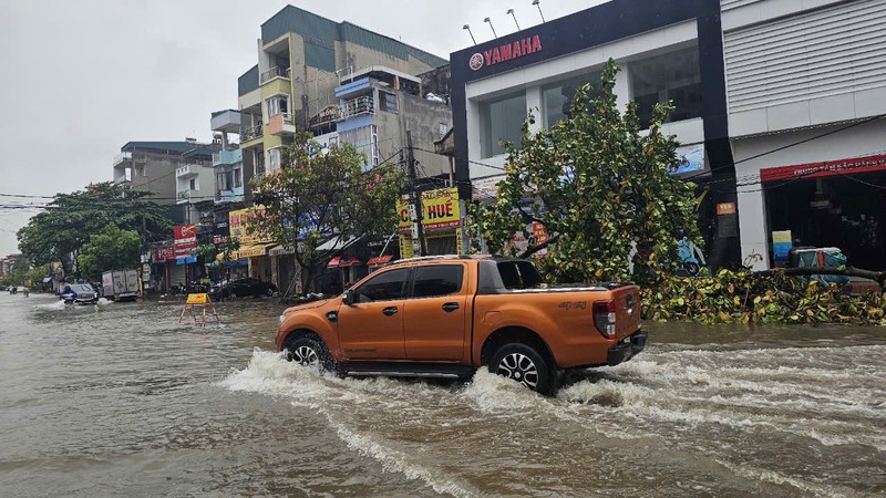 Nhieu tuyen pho TP Hai Duong bi ngap do mua keo dai-Hinh-15