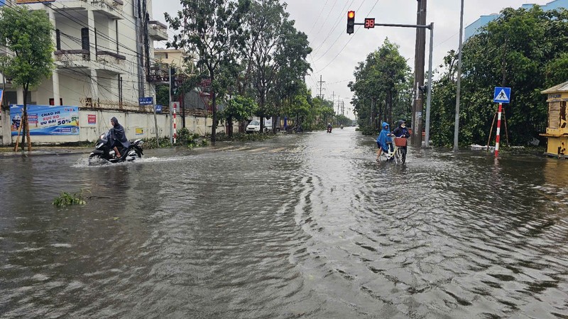 Nhieu tuyen pho TP Hai Duong bi ngap do mua keo dai-Hinh-2