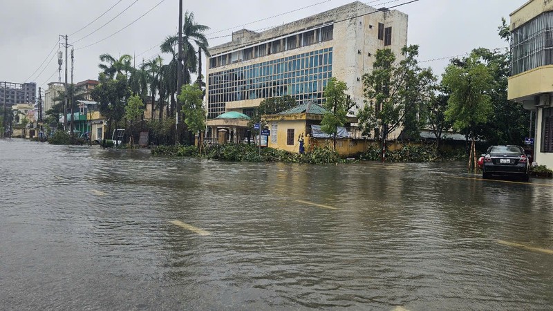 Nhieu tuyen pho TP Hai Duong bi ngap do mua keo dai-Hinh-8