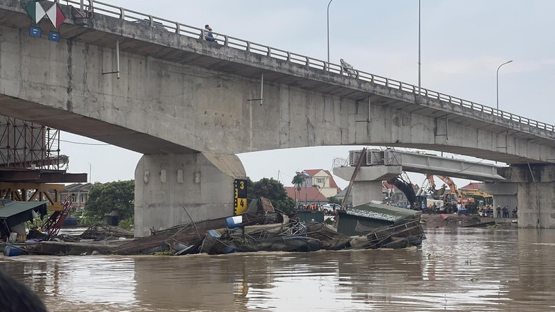 Hai Duong: 2 be ca troi dat mac vao tru cau Hop Thanh