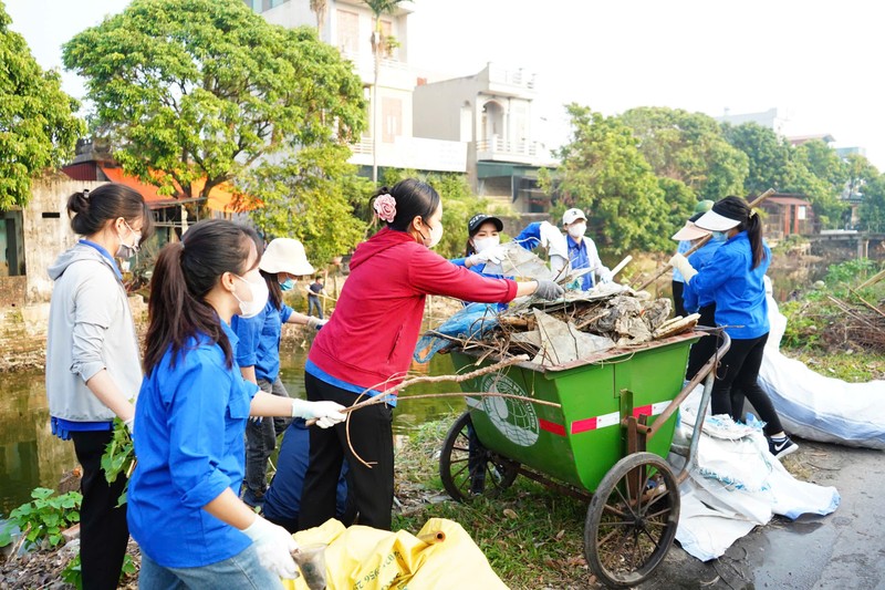 Bi thu, Chu tich TP Hai Duong xan tay cung nguoi dan don rac-Hinh-11