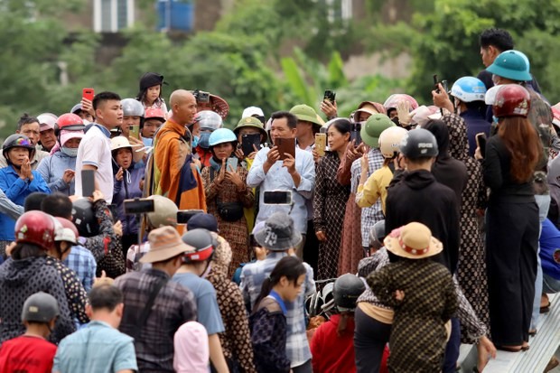 Ly do ong Minh Tue thong bao tam dung di khat thuc?