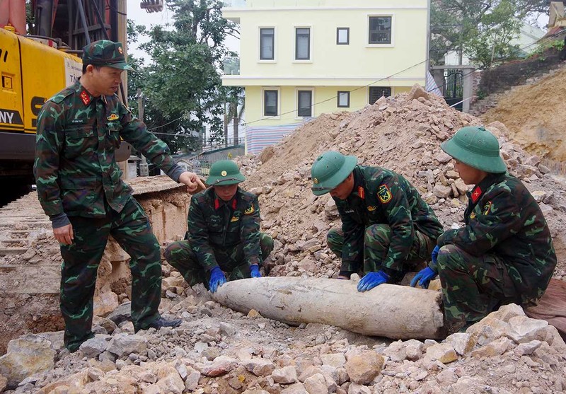 Quang Ninh: Dao mong nha, phat hien qua bom nang 230 kg