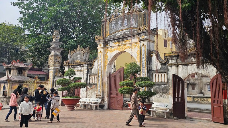 Đền cổ ở Hải Dương nườm nượp khách đến lễ đầu xuân - Hình 4 Den co o Hai Duong nuom nuop khach den le dau xuan-Hinh-4