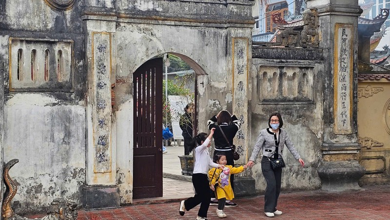 Đền cổ ở Hải Dương nườm nượp khách đến lễ đầu xuân - Hình 5 Den co o Hai Duong nuom nuop khach den le dau xuan-Hinh-5