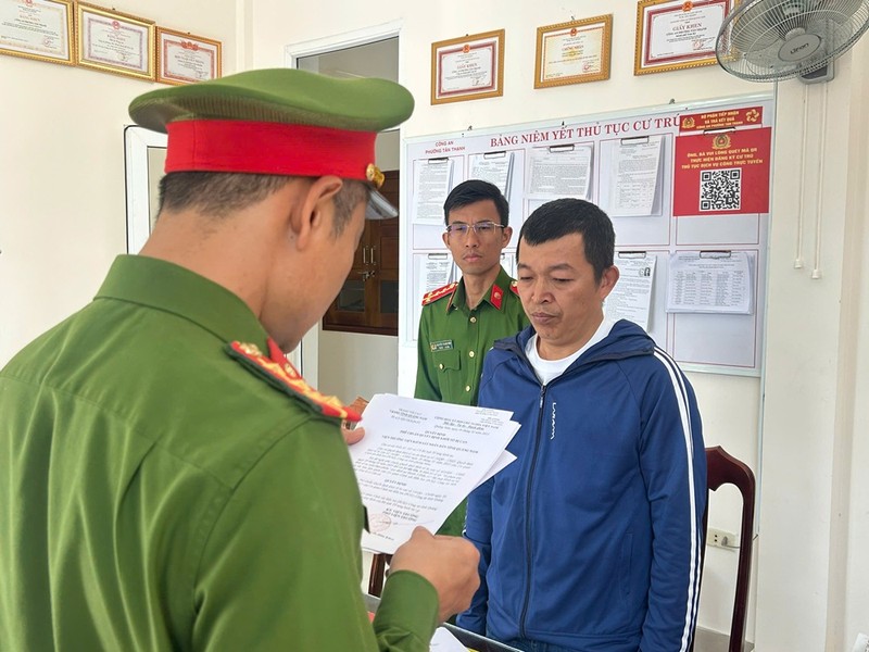 Uong ruou pha che tu con, hai du khach nuoc ngoai tu vong