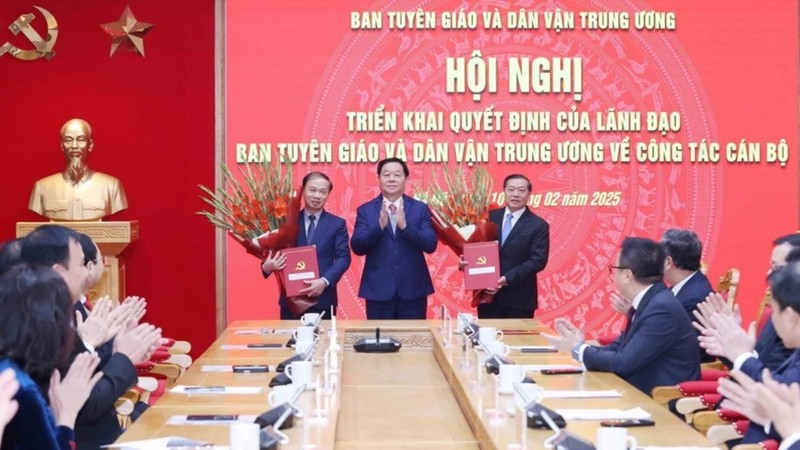 28 can bo Ban Tuyen giao va Dan van T.U xin nghi huu som