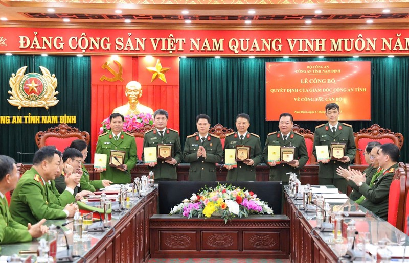 13 lanh dao cap phong, huyen Cong an Nam Dinh xin nghi huu som