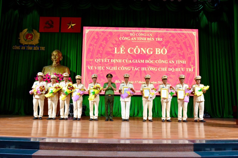 Loạt cán bộ công an các tỉnh, thành xin nghỉ hưu trước tuổi - Hình 7 Loat can bo cong an cac tinh, thanh xin nghi huu truoc tuoi-Hinh-7