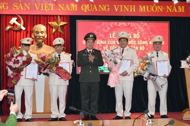 Loạt cán bộ công an các tỉnh, thành xin nghỉ hưu trước tuổi - Hình 2 Loat can bo cong an cac tinh, thanh xin nghi huu truoc tuoi-Hinh-2