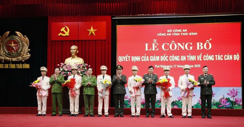 Loạt cán bộ công an các tỉnh, thành xin nghỉ hưu trước tuổi - Hình 4 Loat can bo cong an cac tinh, thanh xin nghi huu truoc tuoi-Hinh-4