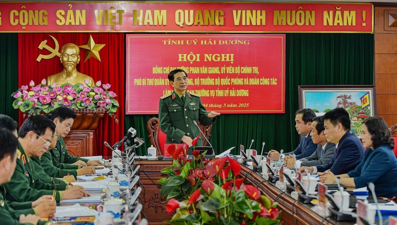 Dai tuong Phan Van Giang lam viec voi Ban Thuong vu Tinh uy Hai Duong