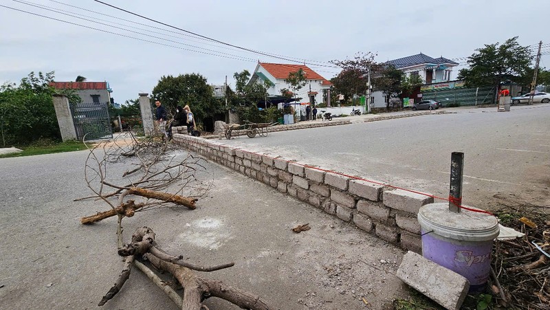 Hải Dương: Vì sao người dân xây tường gạch chắn lòng đường? - Hình 3 Hai Duong: Vi sao nguoi dan xay tuong gach chan long duong?-Hinh-3