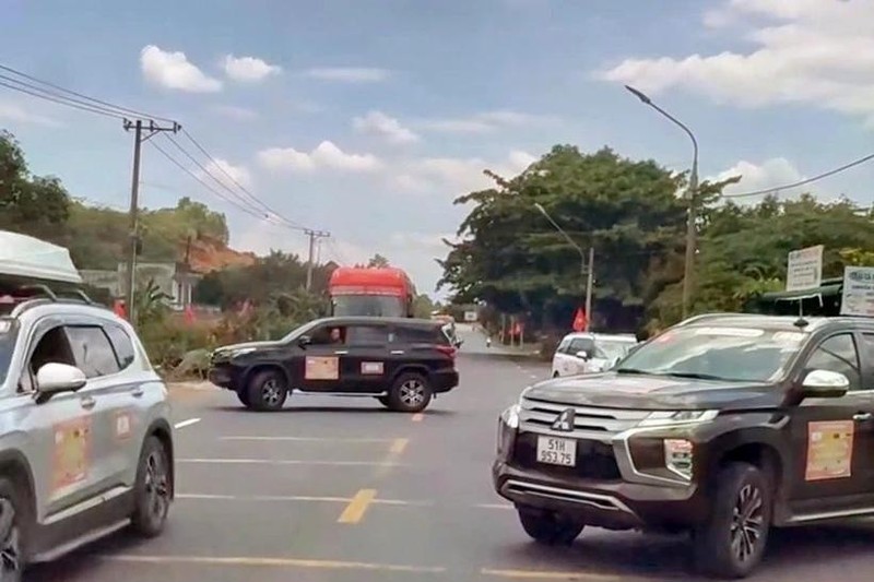Công an thông tin vụ 4 xe chặn QL20 cho đoàn xe doanh nhân Cong an thong tin vu 4 xe chan QL20 cho doan xe doanh nhan