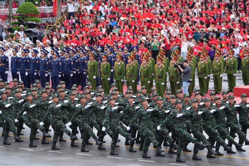 Hàng ngàn người xem duyệt đội ngũ, diễu hành quần chúng ở Hải Phòng - Hình 2 Hang ngan nguoi xem duyet doi ngu, dieu hanh quan chung o Hai Phong-Hinh-2