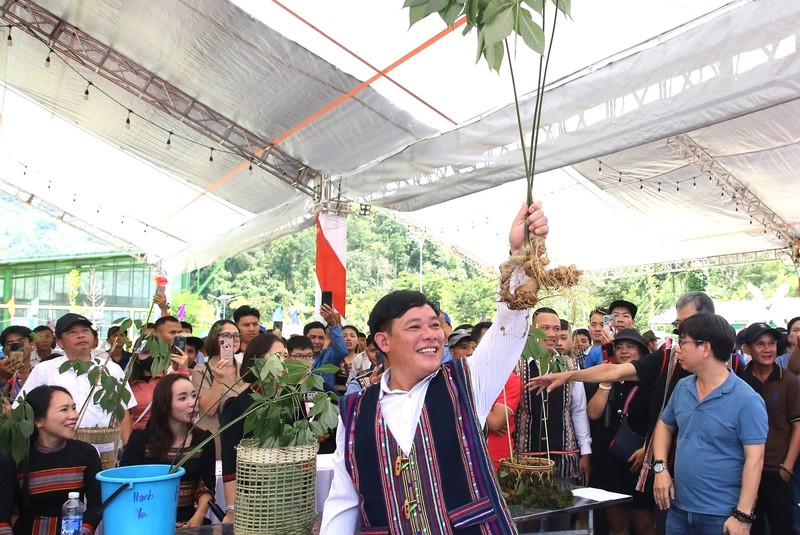 Bat ngo tu phien cho sam Ngoc Linh va hang nong san OCOP-Hinh-2