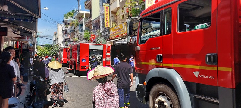 Chay kho chua do dien tu, khoi den boc cao kem tieng no