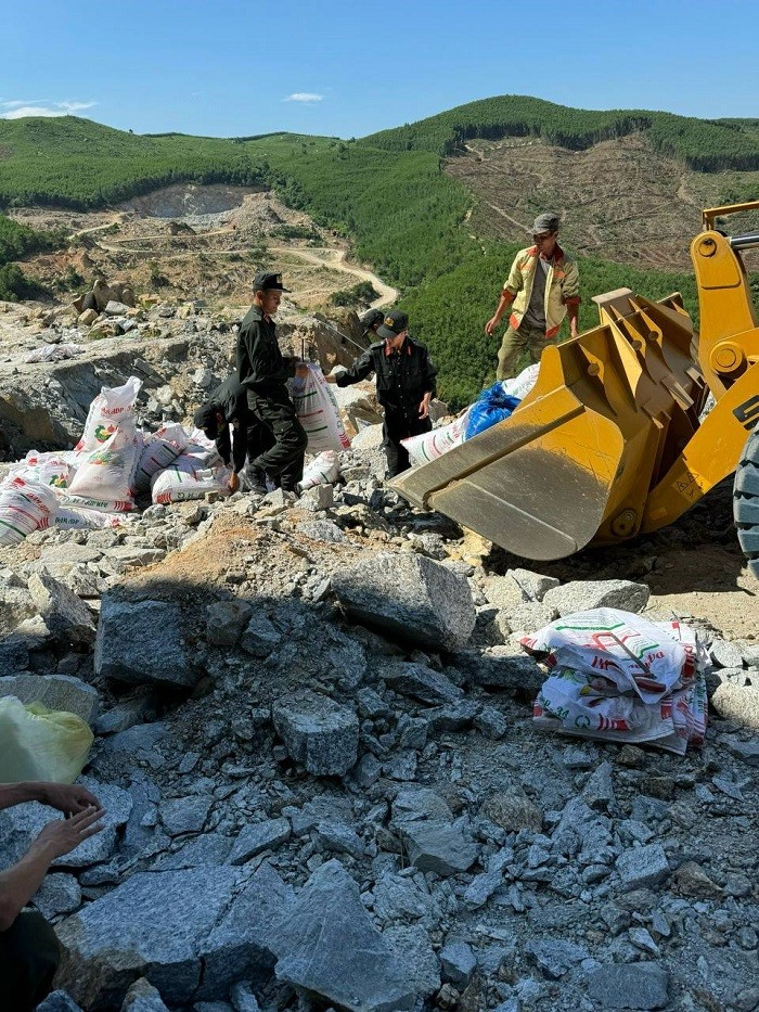 Quang Nam: Bat giam nhieu doi tuong mua ban, tang tru vat lieu no