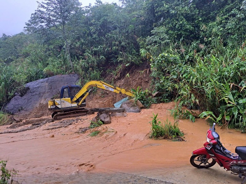 Quang Nam di doi khan cap nhieu ho dan truoc nguy co sat lo-Hinh-2