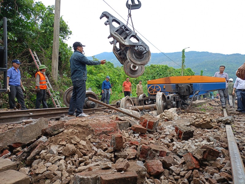 Khac phuc xong su co tau hang trat banh tren deo Hai Van-Hinh-4