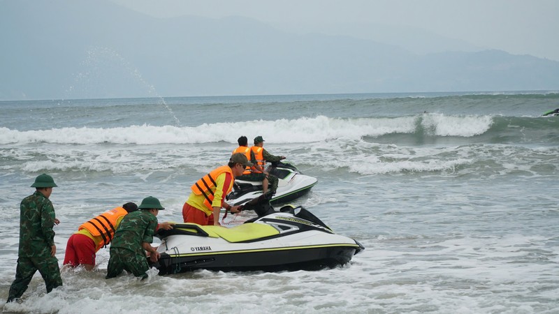 Da Nang: Tich cuc tim kiem nam sinh bi song cuon