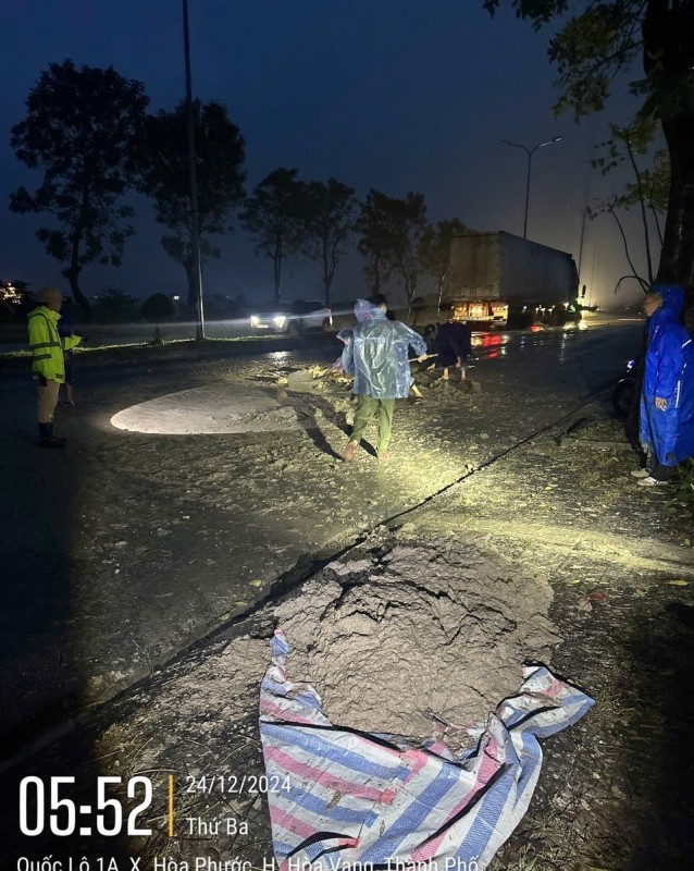 Da Nang: Truy vet phuong tien lam roi vai bun, dat xuong mat duong-Hinh-2