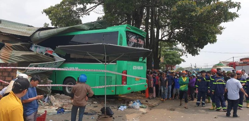 Gia Lai: Xe khach lao vao nha dan, 5 nguoi thuong vong