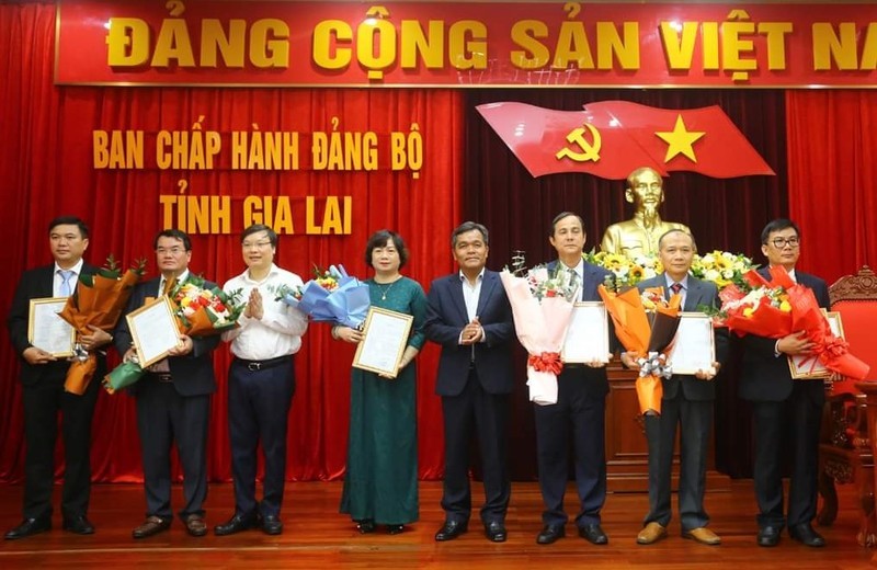 Gia Lai: Cong bo cac quyet dinh ve cong tac can bo