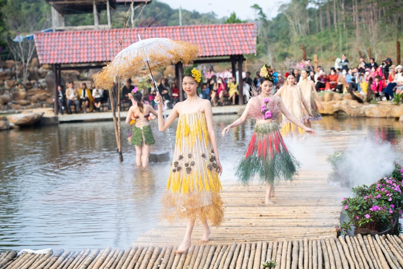 Kon Tum: Lung linh “Mang Den-Thien duong hong”-Hinh-2