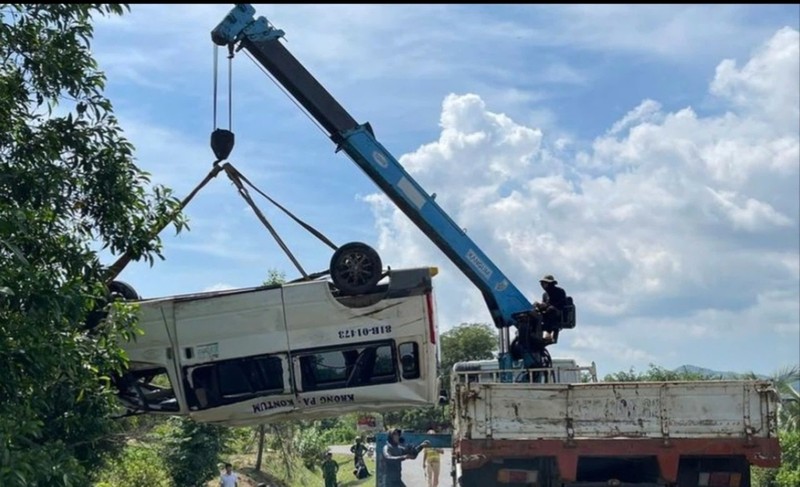 Gia Lai: Lat xe khach tren QL 25, mot nguoi tu vong-Hinh-2