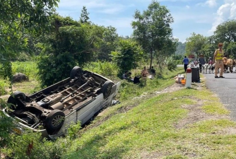 Gia Lai: Lat xe khach tren QL 25, mot nguoi tu vong