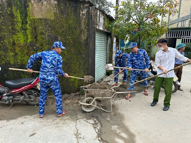 Hai doi 102, BTL Vung Canh sat bien 1 giup dan don dep don Tet-Hinh-3