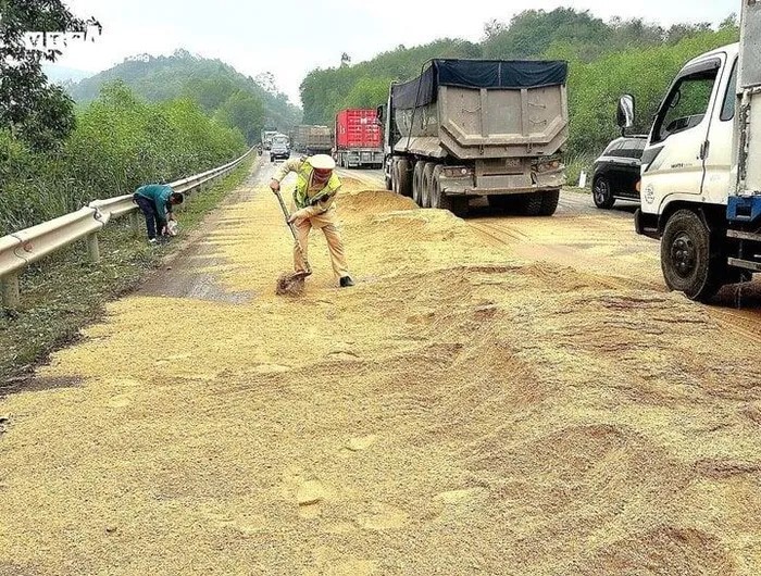 Canh sat giao thong Nghe An xuc cat ngan dau loang tren quoc lo