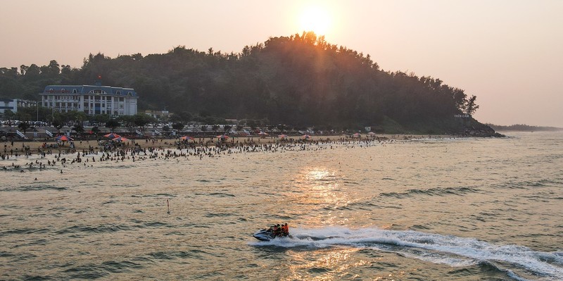 Bai bien dep nhat Ha Tinh hut van khach du lich ve giai nhiet-Hinh-9