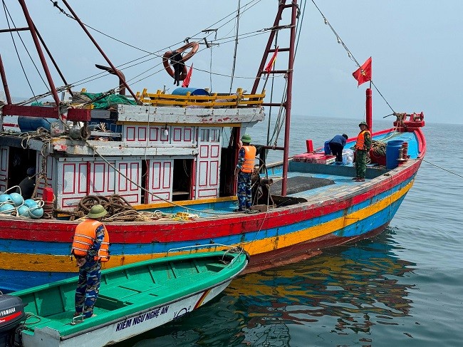 Xet xu nghiem cac vu danh bat thuy san bat hop phap tu ngay 1/8