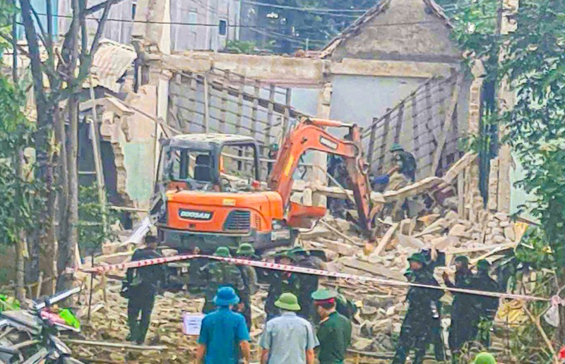 Quan doi ra pha hien truong vu no khien 4 nguoi thuong vong