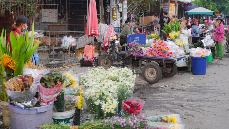 Thu phu hoa lon nhat Ha Noi mat mua “lo hen” dip 20/10-Hinh-12