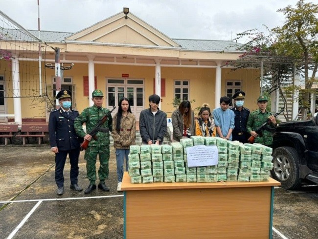 “Khui” 70 kg ma tuy duoc 5 doi tuong giau trong binh xang