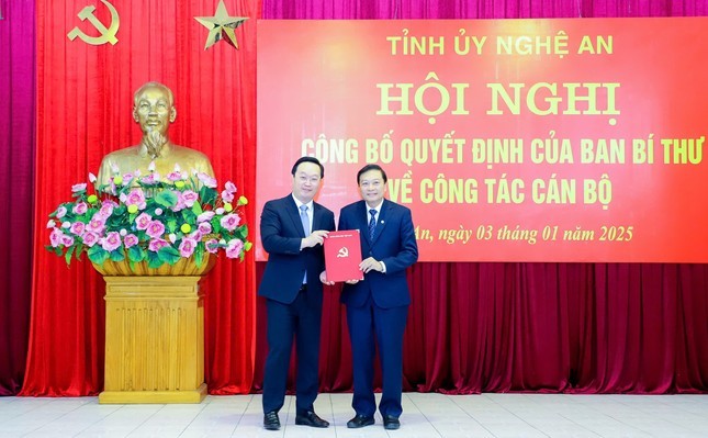 Ong Le Hong Vinh lam Pho Bi thu tinh uy Nghe An