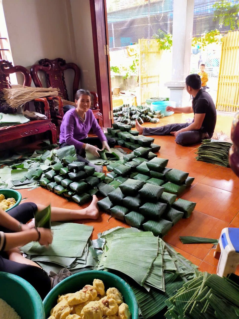 Lang nghe banh chung lon nhat Nghe An hoi ha vao vu Tet-Hinh-2