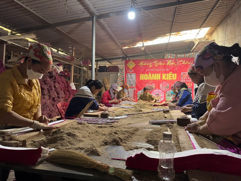 Lang huong tram Xu Nghe chay dua voi don hang Tet