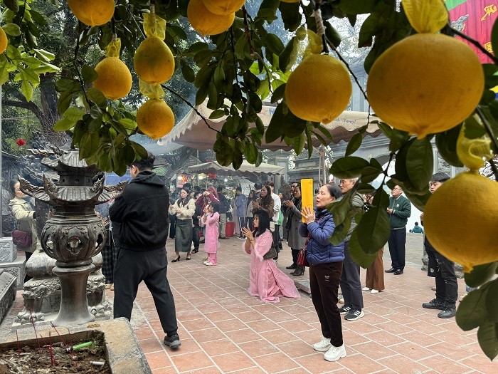 Den Cho Cui don hang nghin du khach dang le dau xuan-Hinh-9