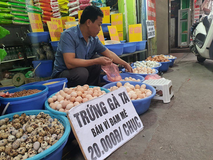 Trung ga ban voi gia “re chua tung co”, nguoi nuoi noi gi?-Hinh-3