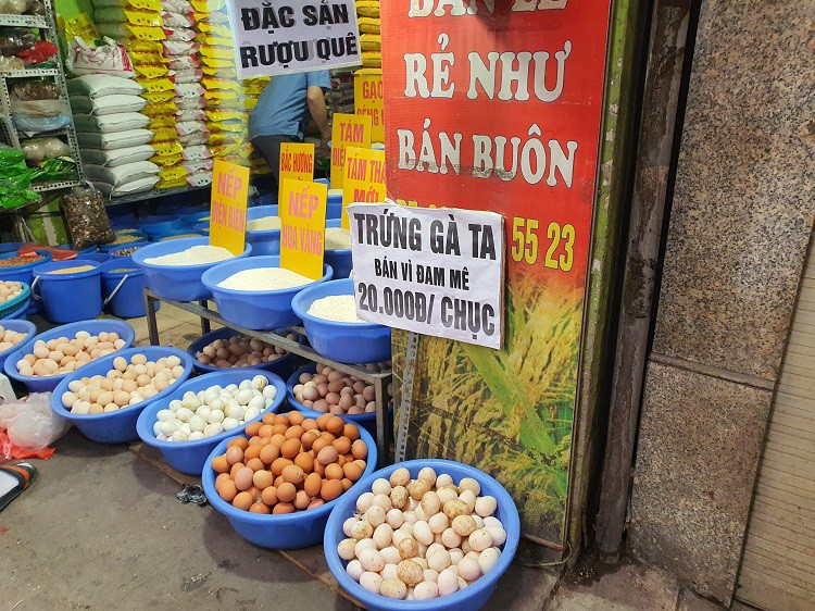 Trung ga ban voi gia “re chua tung co”, nguoi nuoi noi gi?-Hinh-4