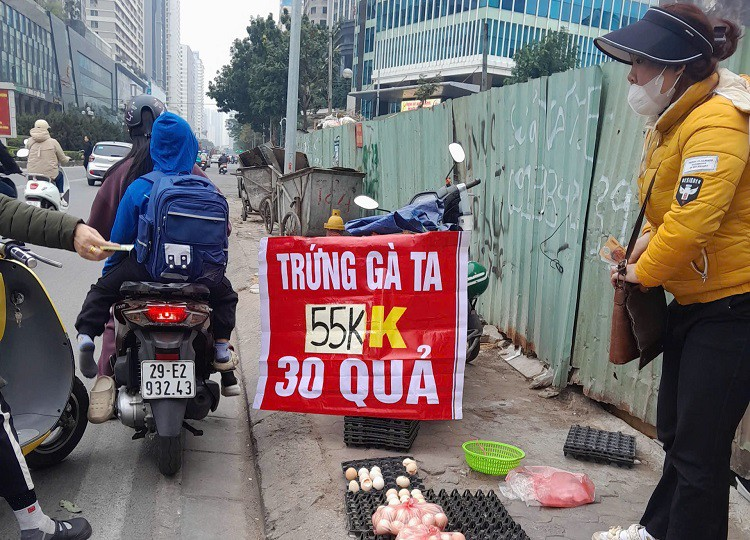 Trung ga ban voi gia “re chua tung co”, nguoi nuoi noi gi?