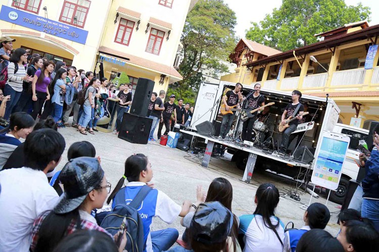 Rocker Pham Anh Khoa quay cung 1000 sinh vien giua Sai Gon-Hinh-12