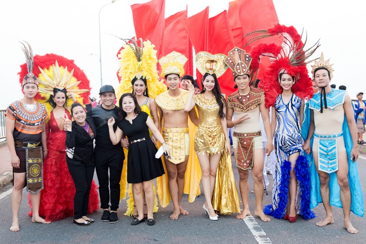 Pham Huong long lay tai Carnaval duong pho Quang Binh-Hinh-8